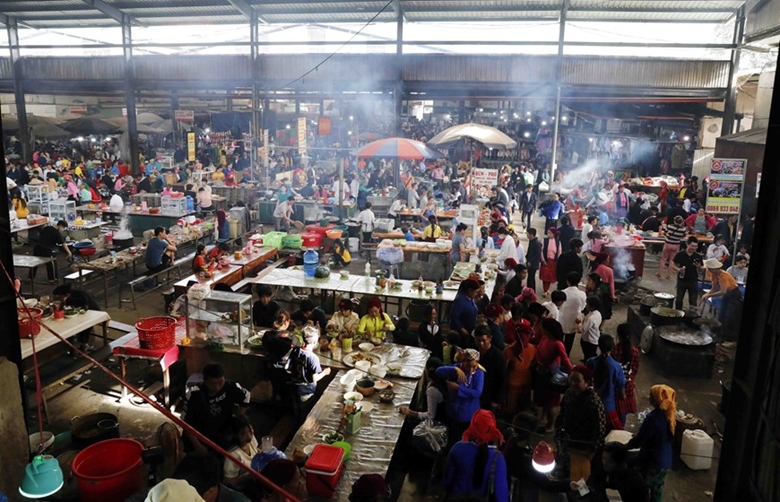 The dining area is always crowded with people. 