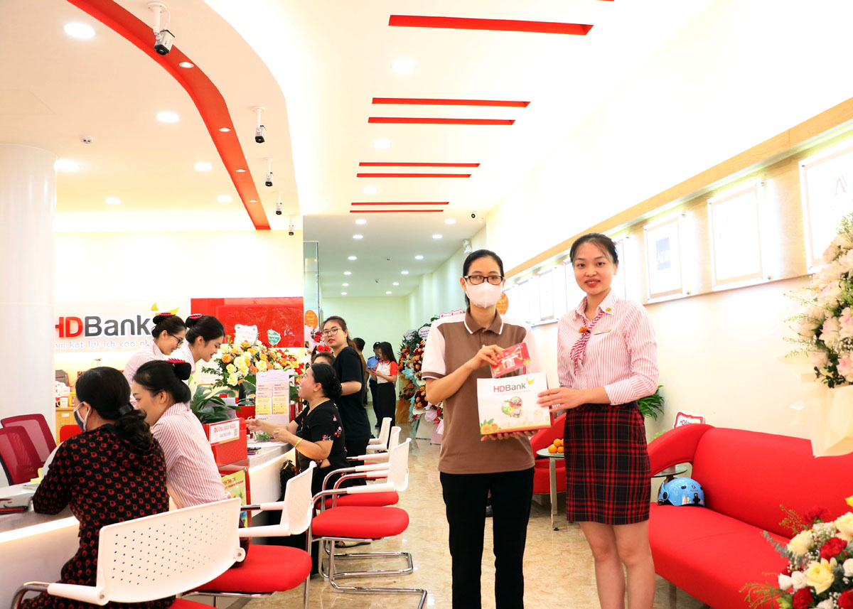 Ngân hàng HDBank Chi nhánh Hà Giang tặng quà cho những khách hàng đầu tiên đến giao dịch.