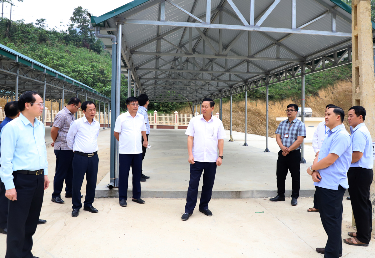 Chủ tịch UBND tỉnh Nguyễn Văn Sơn kiểm tra việc xây dựng chợ trung tâm xã Thượng Bình.