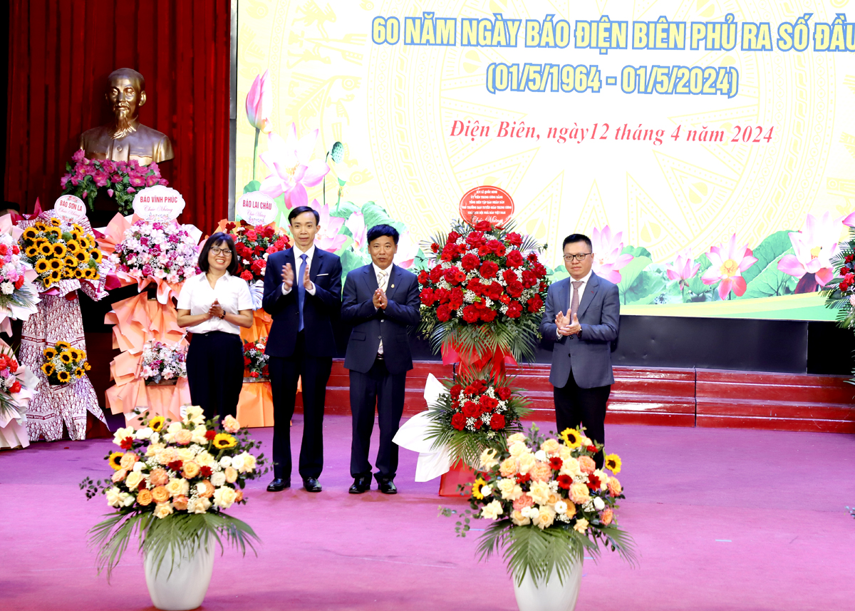 Đồng chí Lê Quốc Minh tặng hoa chúc mừng Báo Điện Biên Phủ