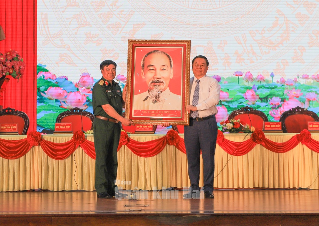 Đồng chí Nguyễn Trọng Nghĩa, Bí thư Trung ương Đảng, Trưởng ban Tuyên giáo Trung ương tặng quà lưu niệm cho Quân khu 2.