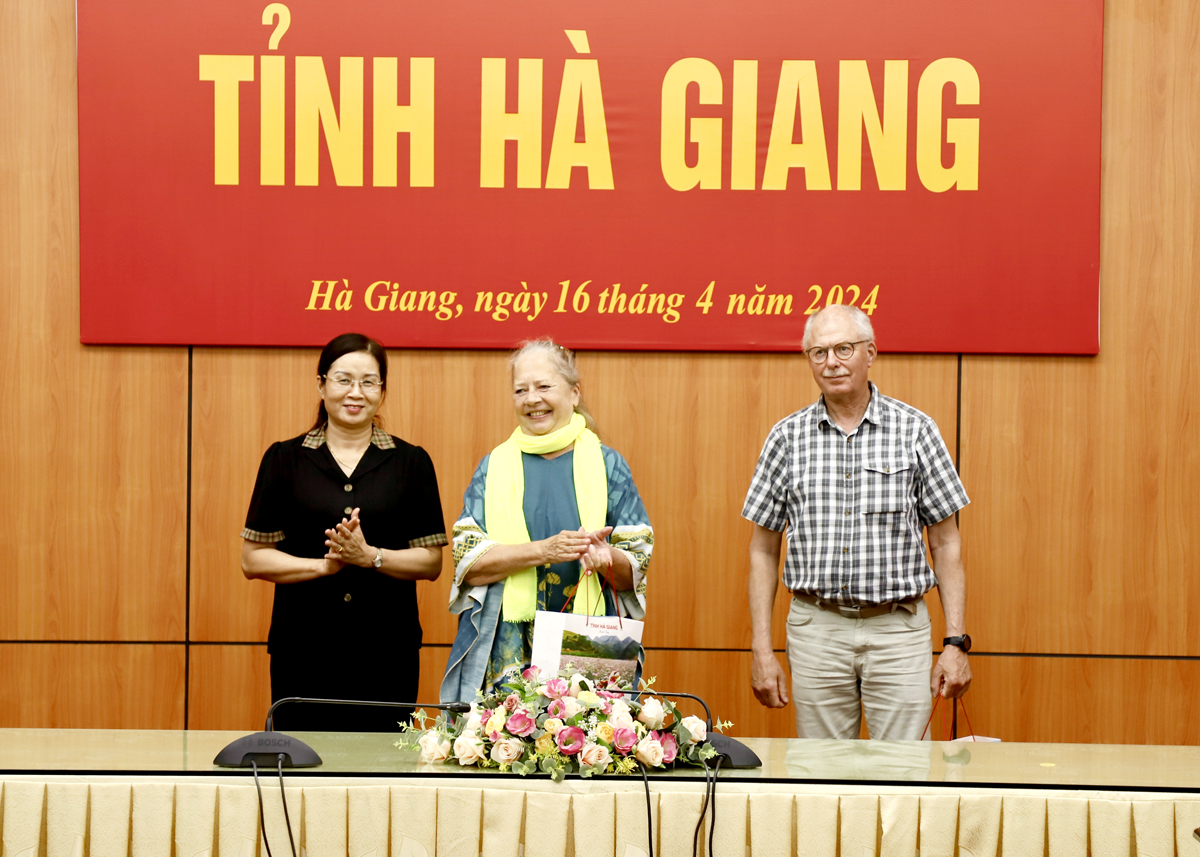 Phó Chủ tịch UBND tỉnh Hà Thị Minh Hạnh tặng quà lưu niệm cho bà Bente Schiller và Đoàn công tác DSIF
