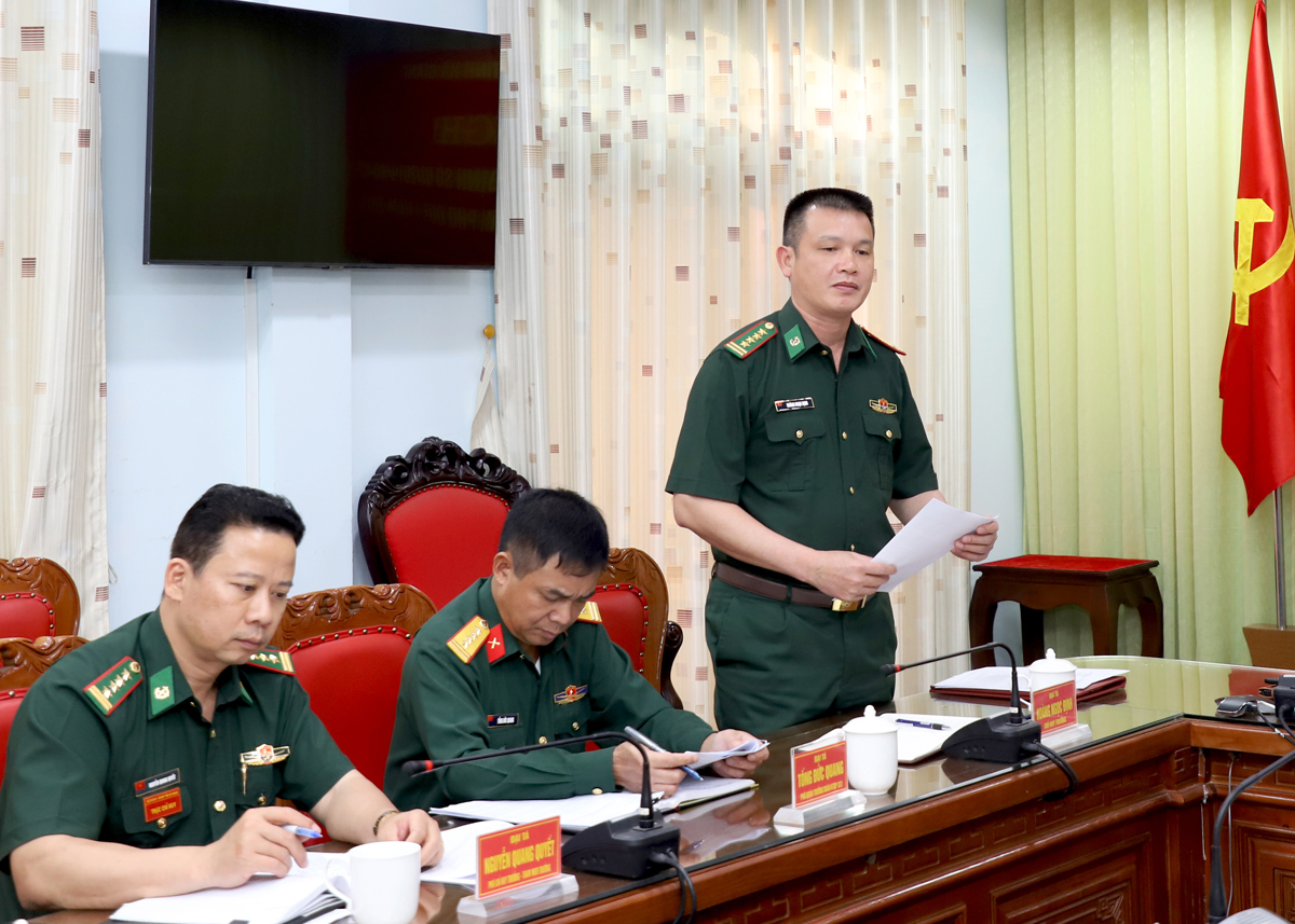 Đại tá Hoàng Ngọc Định, Chỉ huy trưởng Bộ Chỉ huy Bộ đội Biên phòng tỉnh báo cáo tình hình biên giới.
