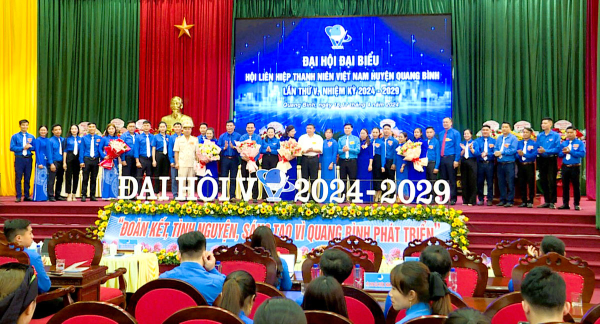 Các đồng chí lãnh đạo tặng hoa chúc mừng Ủy ban Hội LHTN Việt Nam huyện Quang Bình khóa V, nhiệm kỳ 2024 - 2029.
