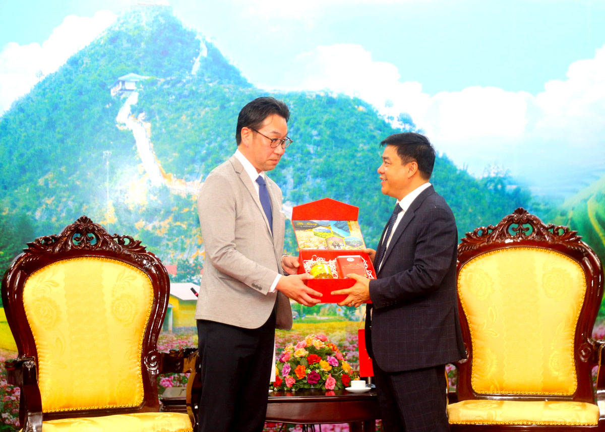Phó Chủ tịch Thường trực UBND tỉnh Hoàng Gia Long tặng quà đặc sản chè Hà Giang cho Thị trưởng thành phố Niki.