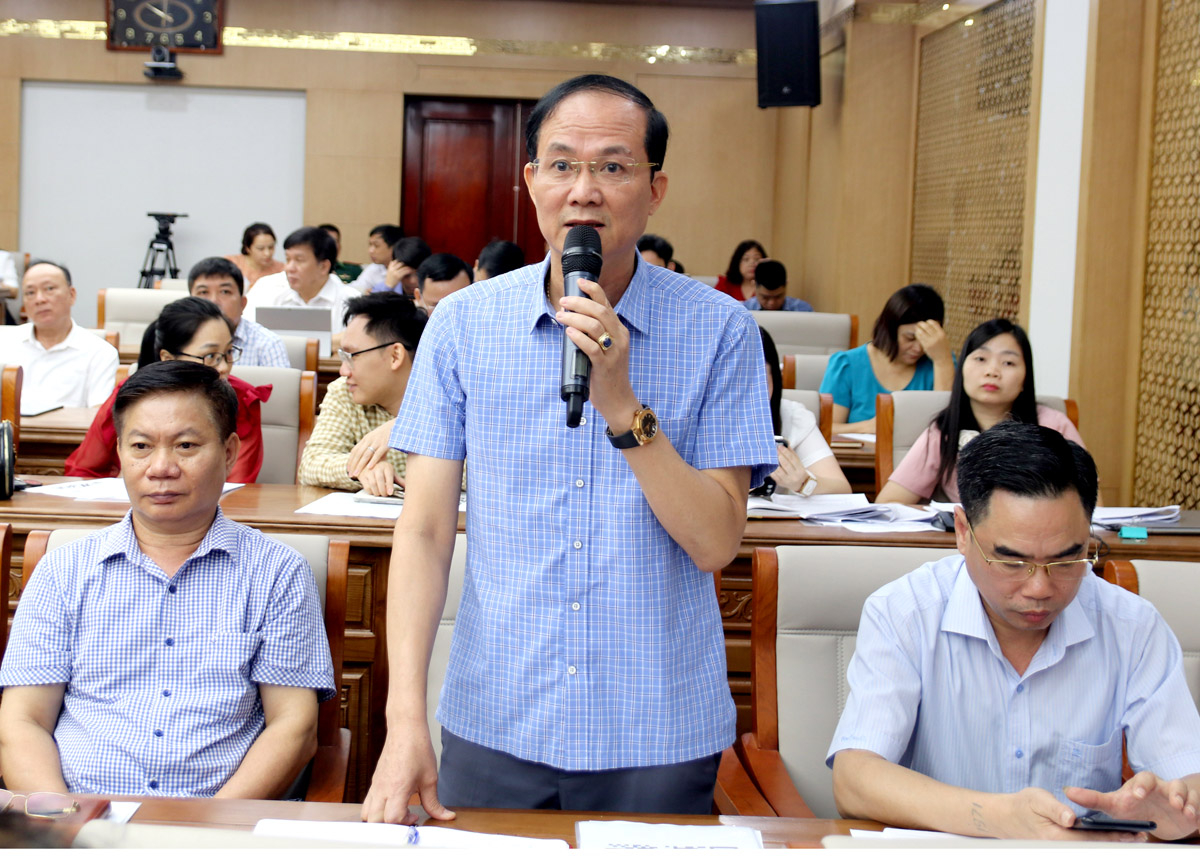 Hiệu trưởng Trường Chính trị tỉnh Phạm Sỹ Hùng trao đổi, giải đáp về công tác bồi dưỡng lý luận chính trị cho đội ngũ cán bộ trong quy hoạch.