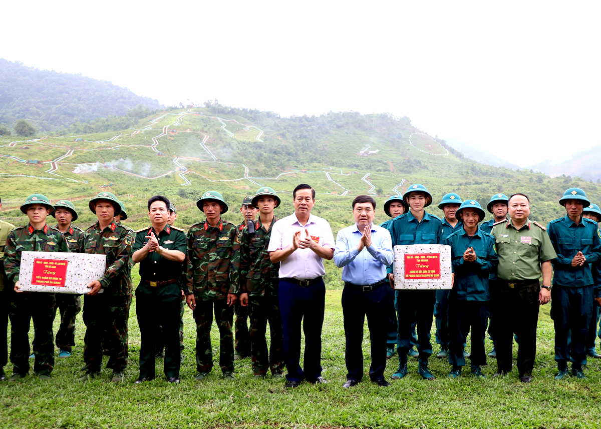 Quyền Bí thư Tỉnh ủy Nguyễn Mạnh Dũng và Chủ tịch UBND tỉnh Nguyễn Văn Sơn tặng quà động viên các lực lượng tham gia diễn tập thực binh bắn đạn thật.