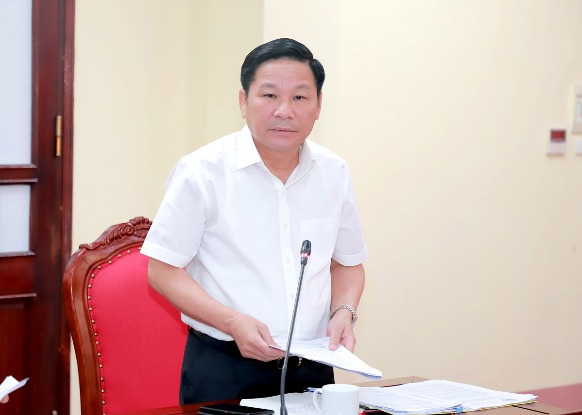 Phó Chủ tịch HĐND tỉnh Hoàng Văn Vịnh thảo luận tại phiên họp.