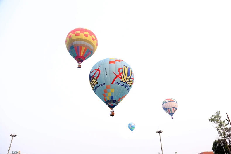 Các khinh khí cầu rực rỡ sắc màu trên bầu trời thành phố Tuyên Quang.