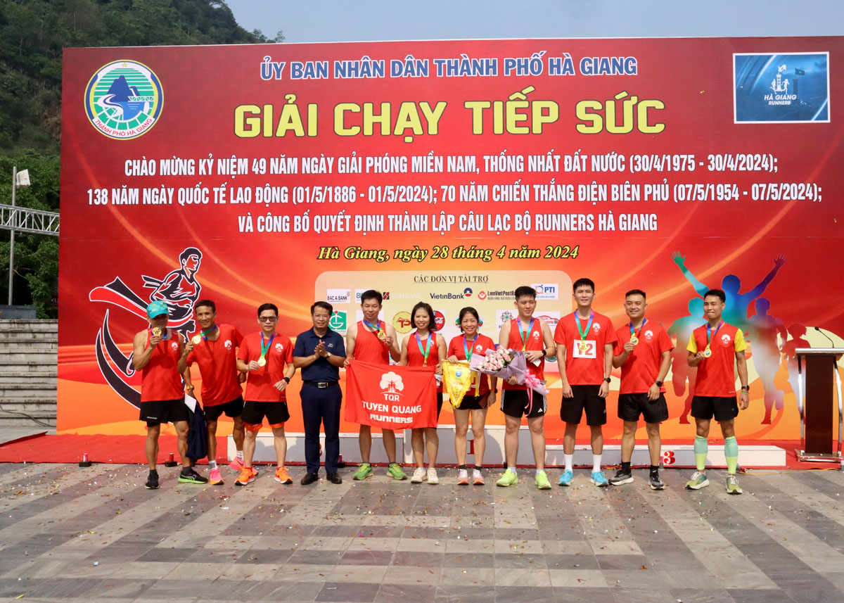 Phó Tổng biên tập Báo Hà Giang Mai Ngọc Quỳnh trao giải Ba cho đội Tuyên Quang Runner