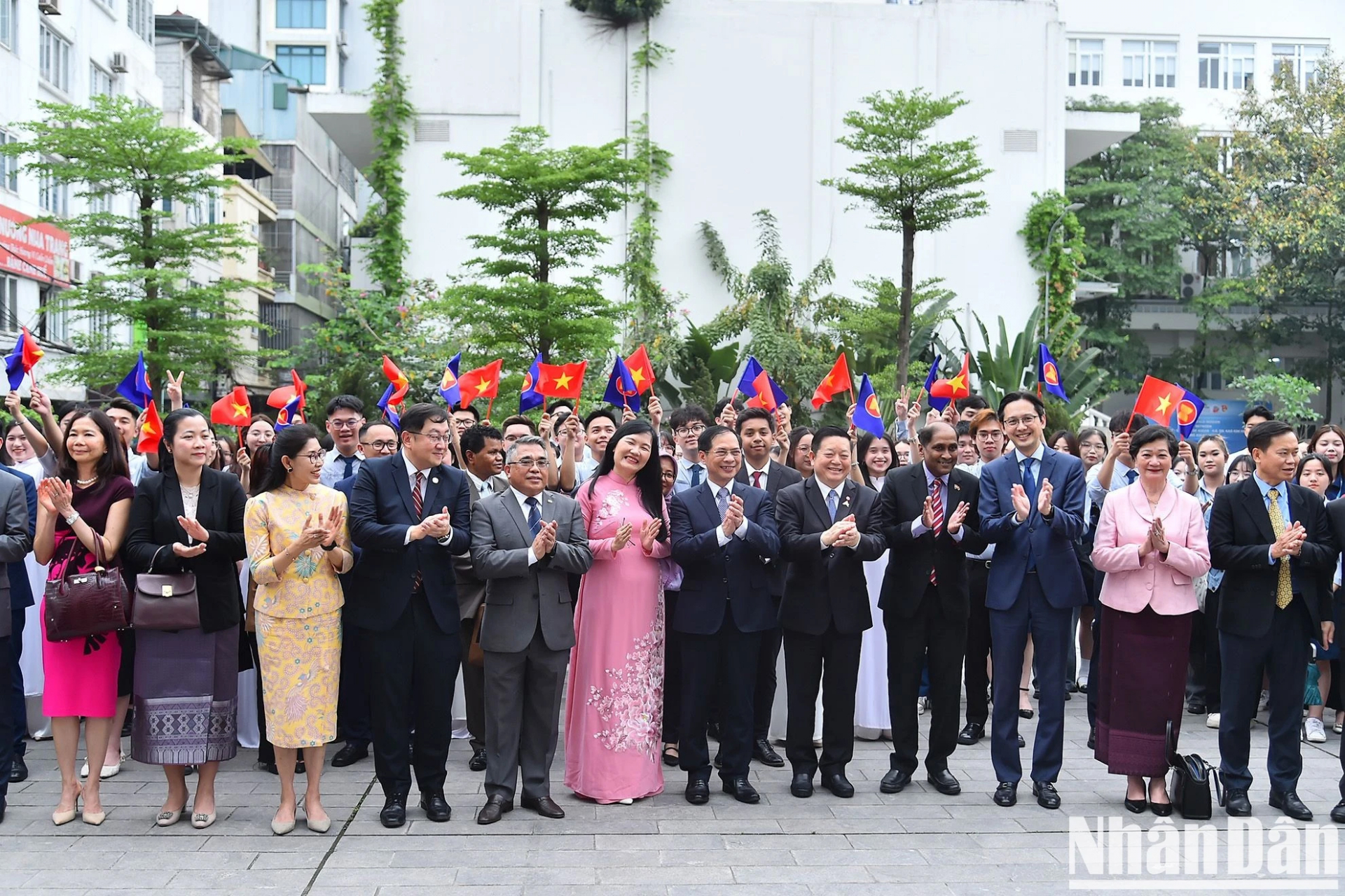 Bộ trưởng Ngoại giao Bùi Thanh Sơn và Tổng Thư ký ASEAN Kao Kim Hourn cùng các đại biểu tại Lễ cắt băng khánh thành Quảng trường ASEAN, nhân sự kiện Diễn đàn Tương lai ASEAN (AFF) 2024 diễn ra tại Hà Nội hồi đầu tuần này.