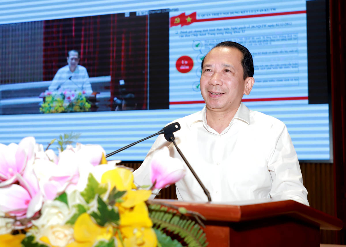 Phó Chủ tịch UBND tỉnh Trần Đức Quý Quán triệt kết luận số 69; Kết luận số 72 và Chỉ thị số 29 của Bộ Chính trị tại hội nghị.
