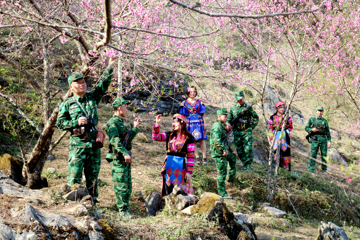 Feelings under peach blossoms.