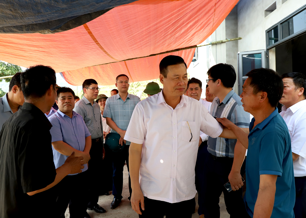 Chủ tịch UBND tỉnh Nguyễn Văn Sơn động viên người dân xã Xuân Minh tập trung phát triển kinh tế, vươn lên trong cuộc sống.