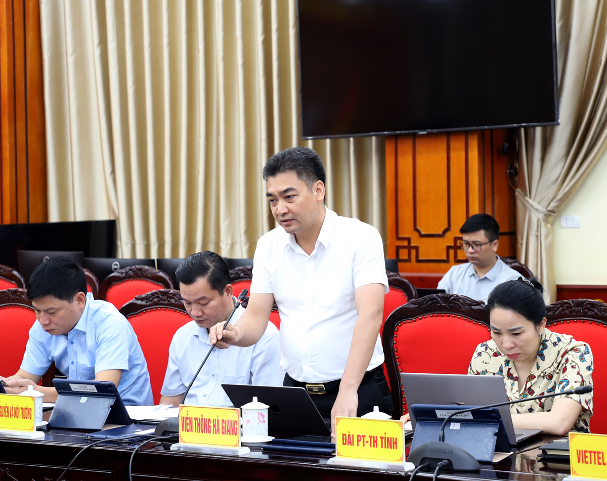 Lãnh đạo VNPT Hà Giang đề xuất các giải pháp giải quyết tình trạng trắng sóng di động ở các thôn.