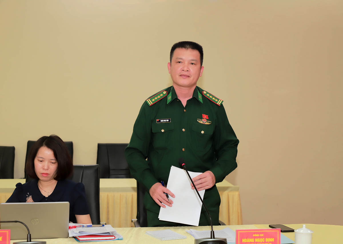Đại biểu Hoàng Ngọc Định thảo luận tại buổi giám sát.