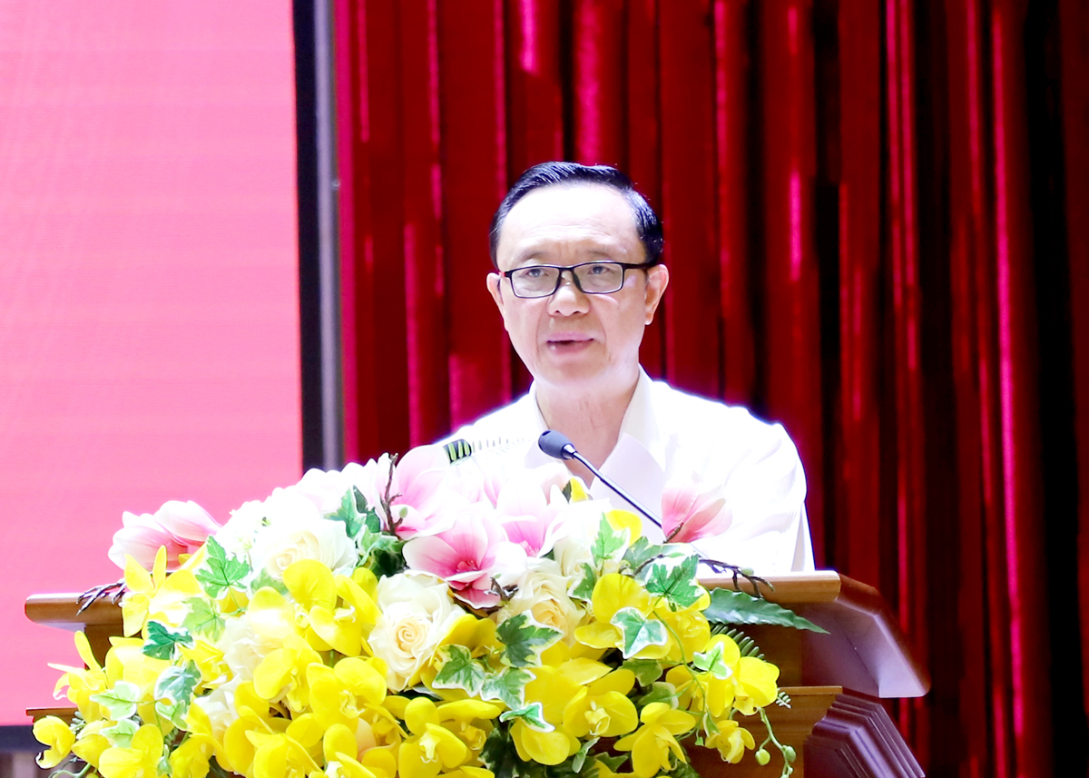 Phó Bí thư Thường trực Tỉnh ủy, Chủ tịch HĐND tỉnh Thào Hồng Sơn trình bày báo cáo công tác xây dựng Đảng và hệ thống chính trị quý I/2024.