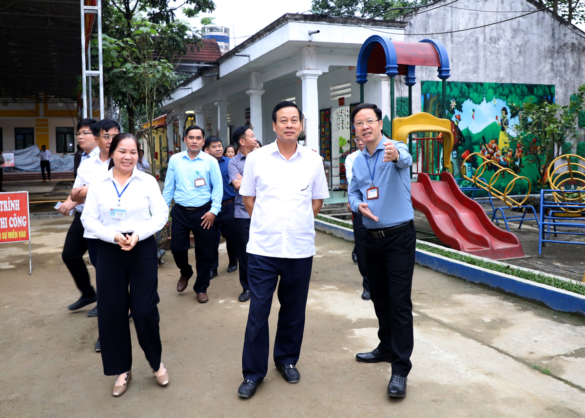 Chủ tịch UBND tỉnh Nguyễn Văn Sơn kiểm tra cơ sở vật chất Trường Mầm non xã Đức Xuân.