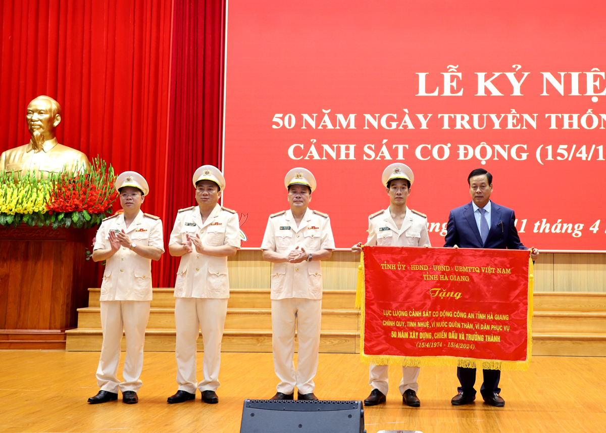 Chủ tịch UBND tỉnh Nguyễn Văn Sơn tặng bức trướng cho Phòng CSCĐ Công an tỉnh nhân kỷ niệm 50 năm ngày truyền thống.