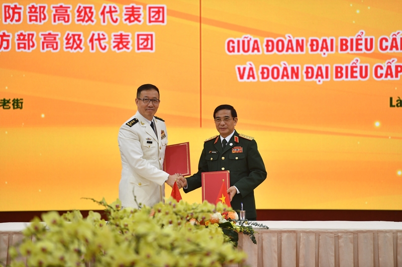 Đại tướng Phan Văn Giang và Thượng tướng Đổng Quân ký kết Bản ghi nhớ giữa hai Bộ Quốc phòng về thiết lập đường dây nóng giữa Quân chủng Hải quân/Bộ Quốc phòng Việt Nam và Chiến khu miền Nam/Quân Giải phóng nhân dân Trung Quốc.