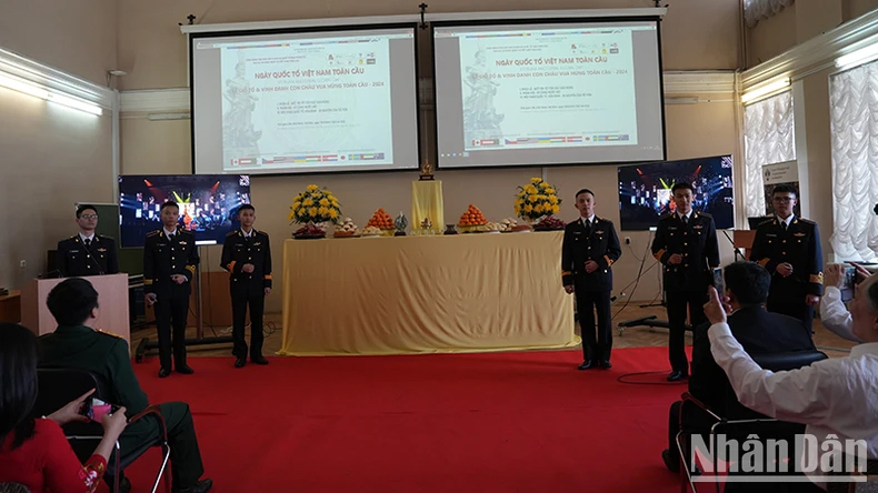 Tiết mục biểu diễn văn nghệ của học viên quân sự Việt Nam học tập tại thành phố Saint Petersburg. 