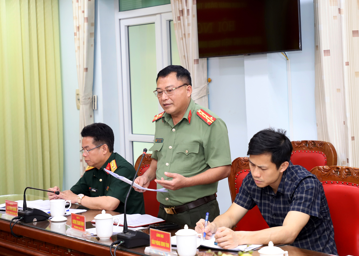 Đại tá Dương Thanh Bình, Phó Giám đốc Công an tỉnh báo cáo tình hình an ninh, trật tự trên địa bàn tỉnh.