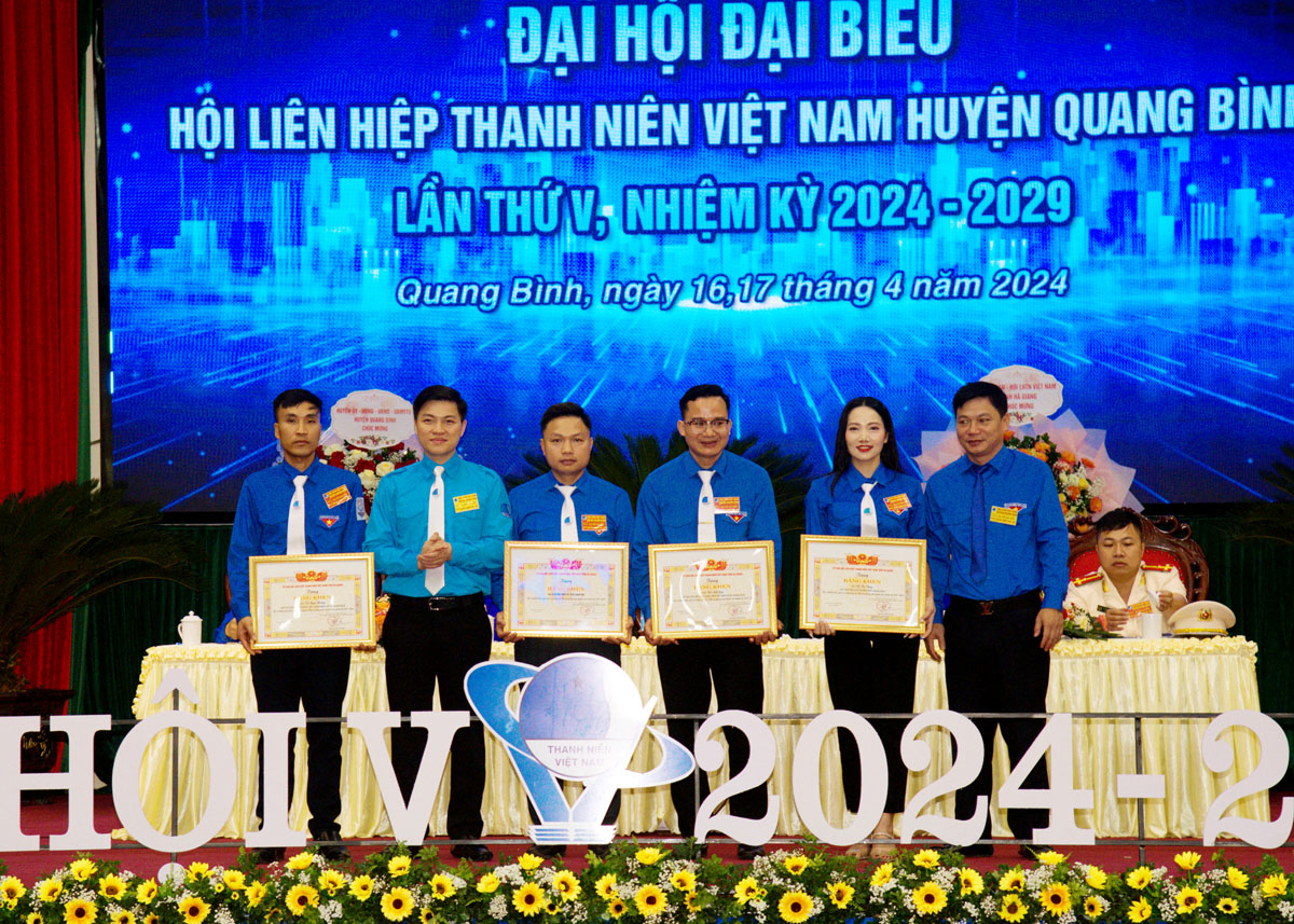 Hội LHTN tỉnh trao Bằng khen cho các cá nhân của Hội LHTN huyện Quang Bình có thành tích xuất sắc trong nhiệm kỳ 2019 - 2024.