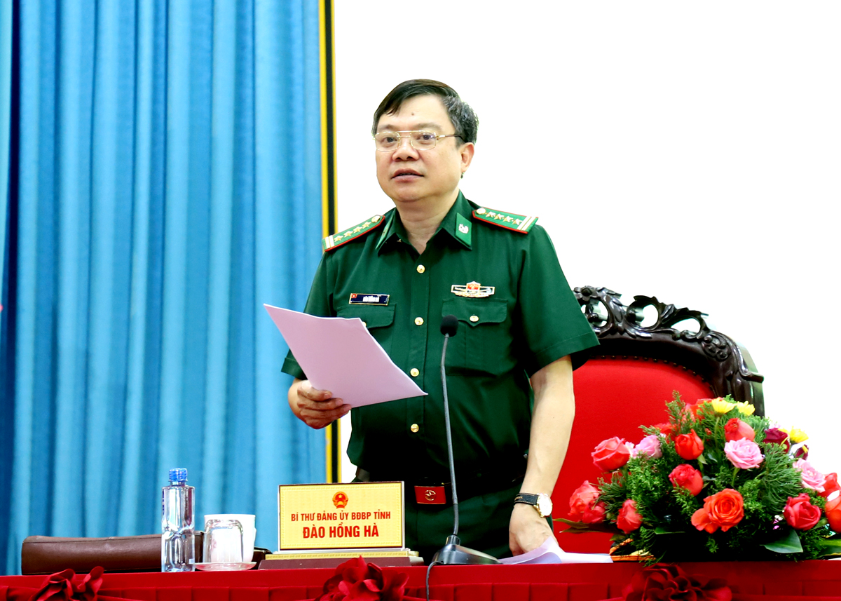Đại tá Đào Hồng Hà, Bí thư Đảng ủy, Chính ủy BĐBP tỉnh điều hành thảo luận.