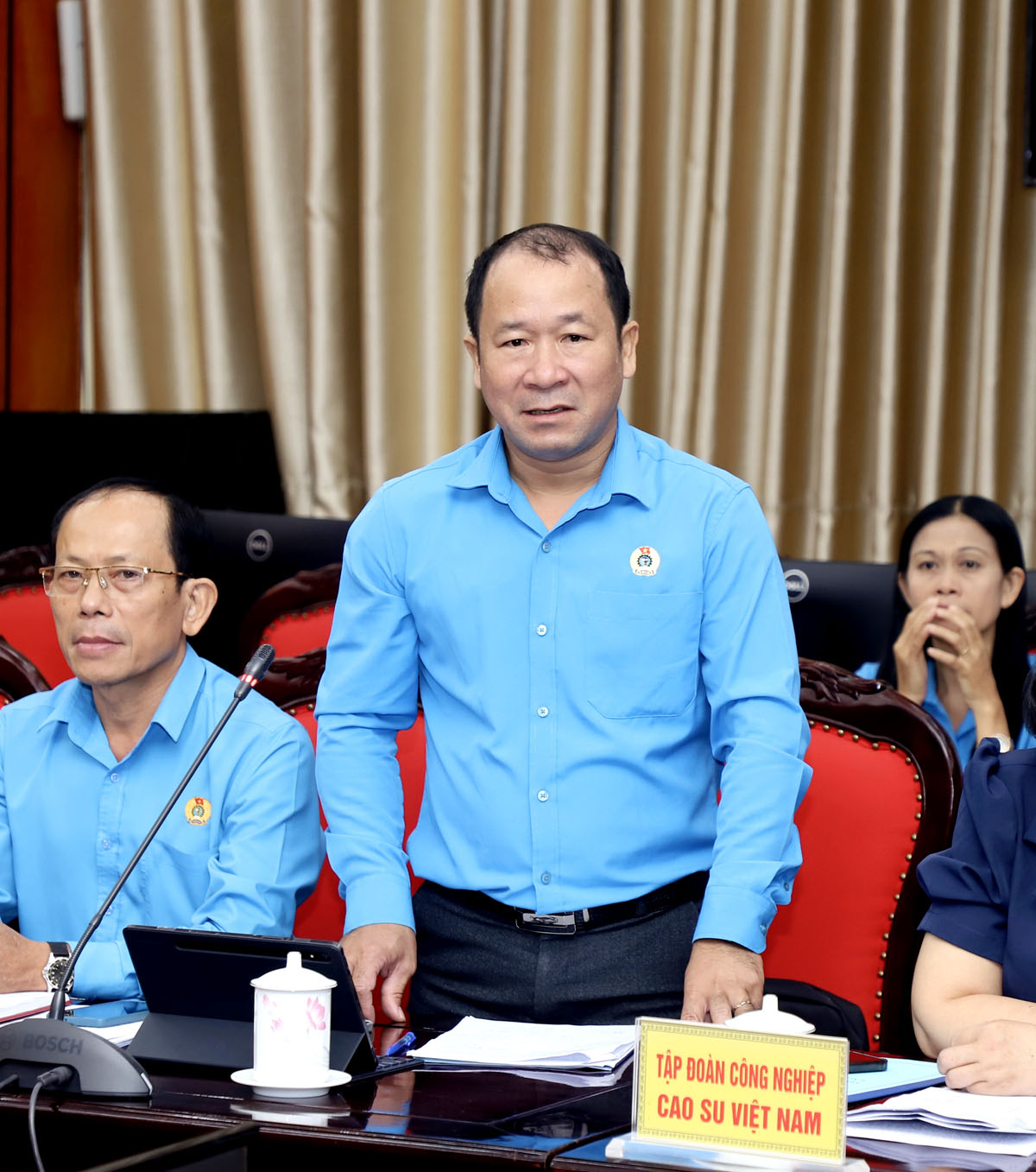 Phó Chủ tịch Công đoàn Cao su Việt Nam Nguyễn Ngọc Mùi thông tin về các chính sách đãi ngộ người lao động của Tập đoàn và ngành cao su Việt Nam