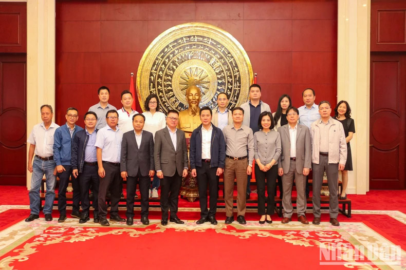 Đoàn đại biểu Báo Nhân Dân và lãnh đạo Đại sứ quán, các cơ quan báo chí Việt Nam thường trú tại Trung Quốc.