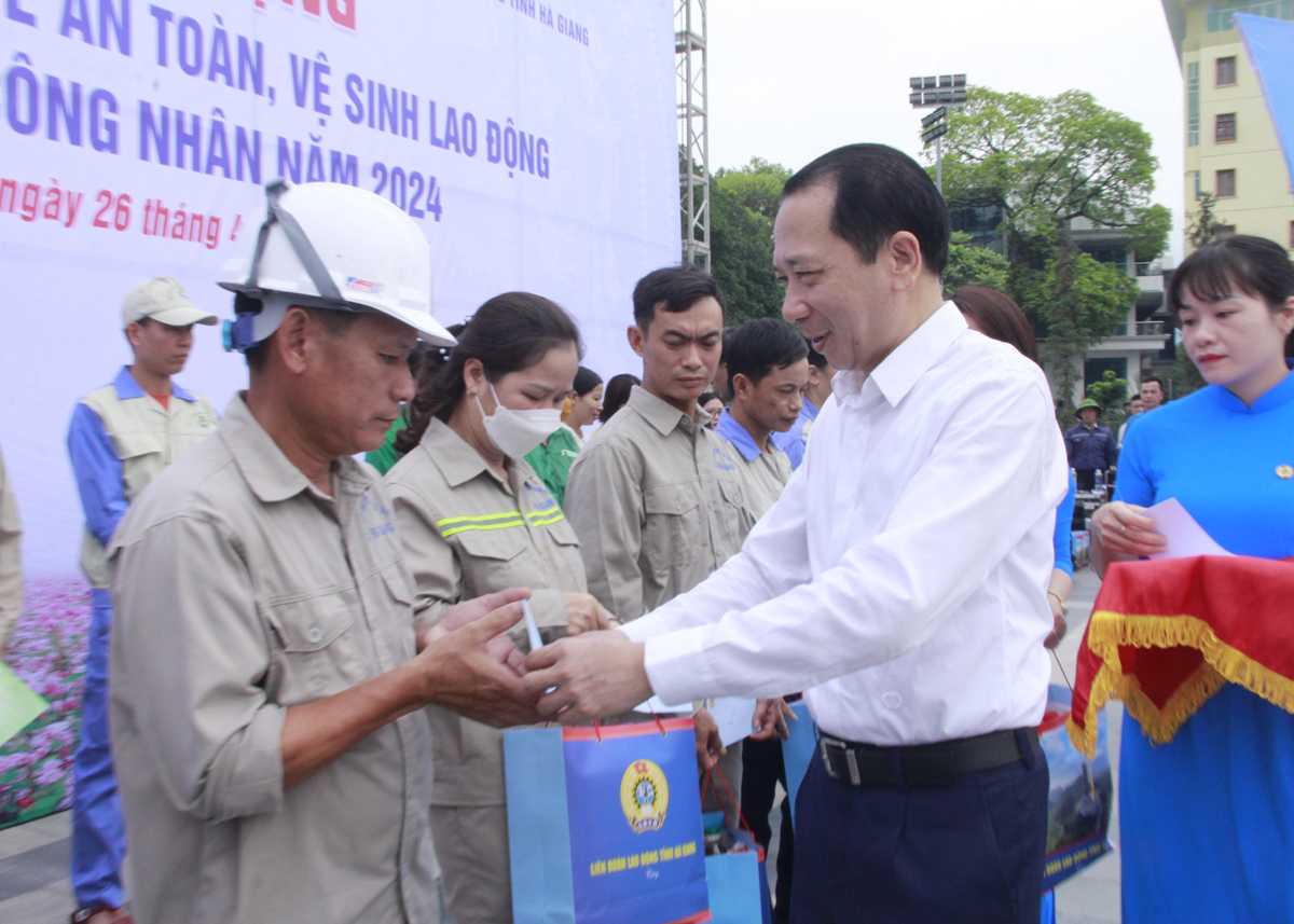 Phó Chủ tịch UBND Trần Đức Quý trao quà cho người lao động có hoàn cảnh khó khăn.