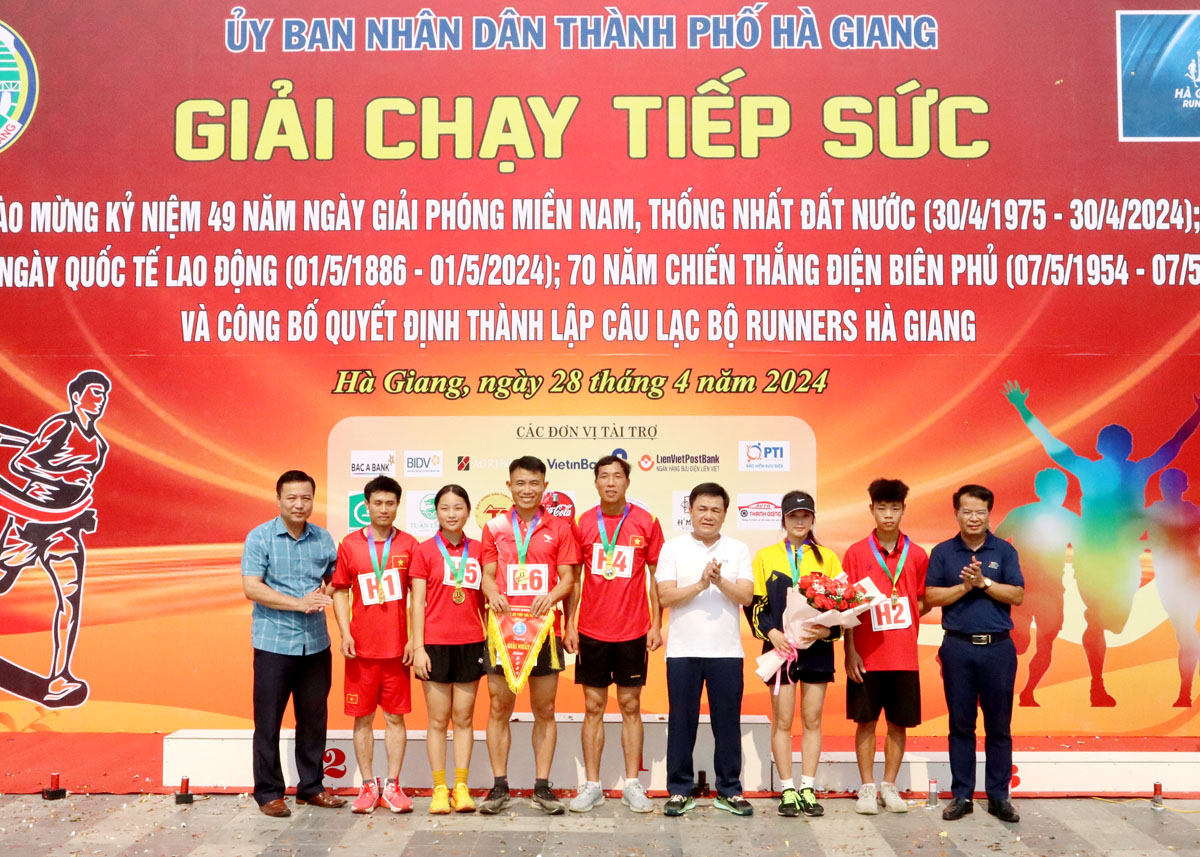 Đội Quang Bình Runner là đội đoạt giải Nhất trong giải chạy tiếp sức lần này