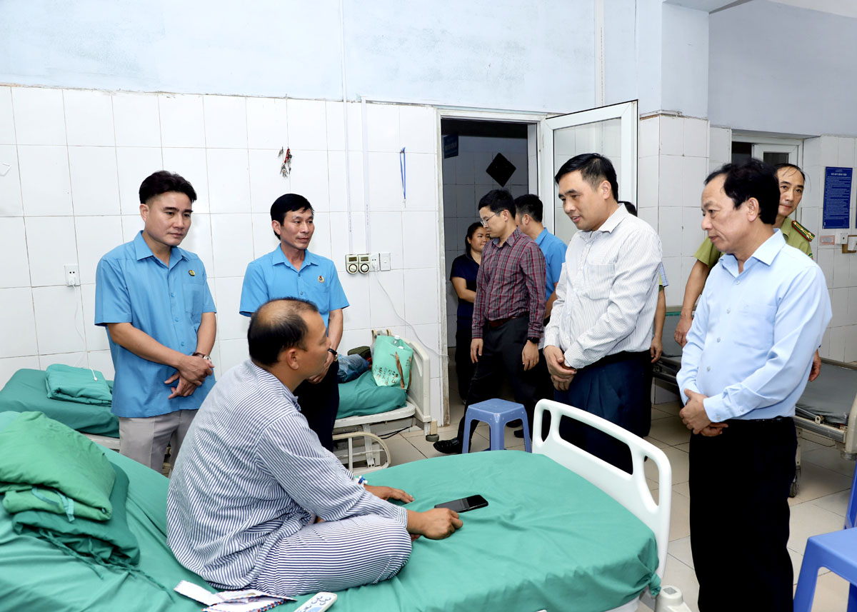 Deputy Minister Nguyen Quoc Tri visited and encouraged injured forest rangers being treated at the Provincial General Hospital.