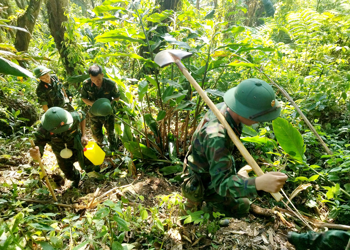 Băng rừng mang theo các dụng cụ chữa cháy.