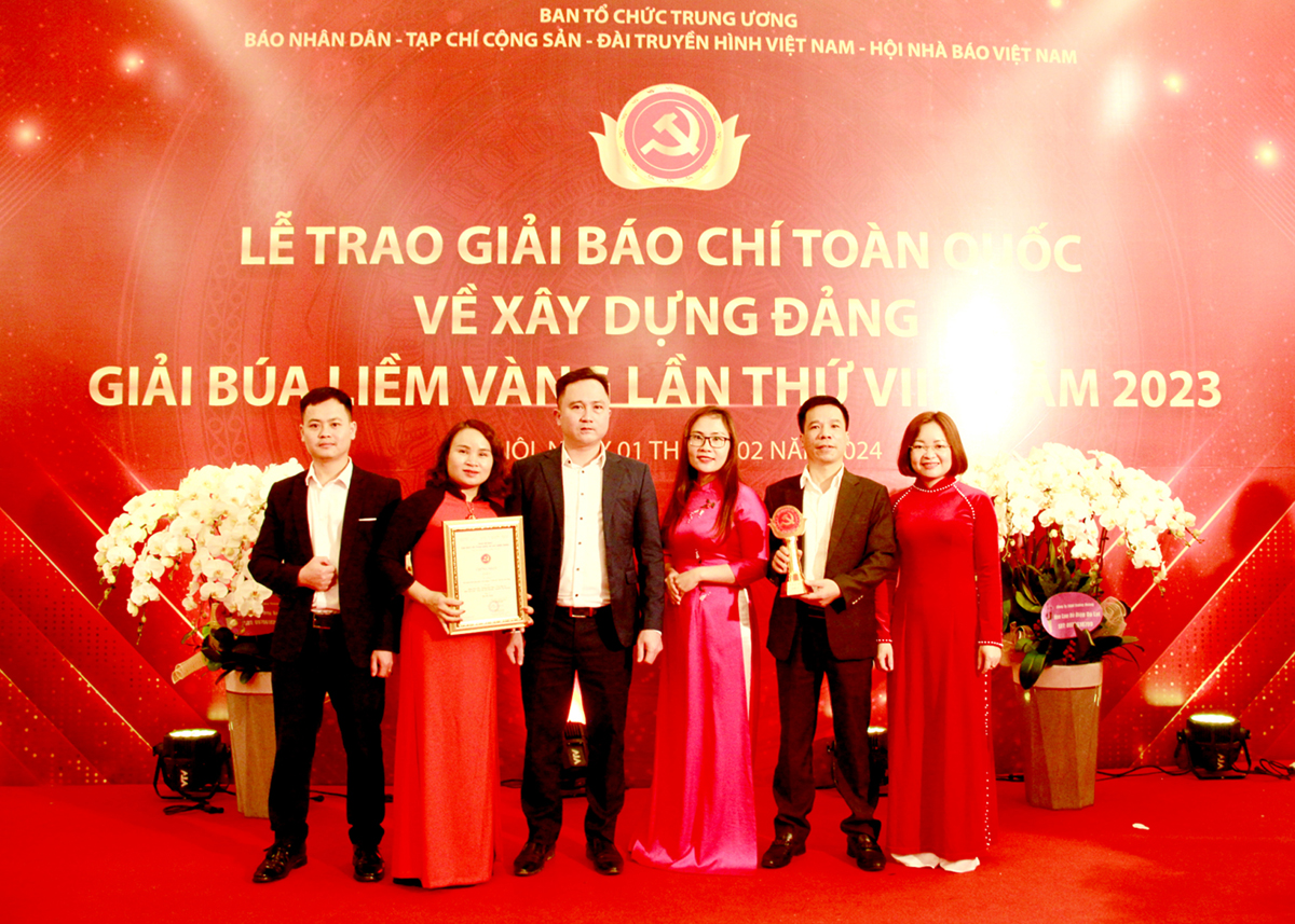 Nhóm tác giả của Báo Hà Giang đoạt giải C Giải Búa liềm vàng lần thứ VIII, năm 2023.                  Ảnh: TL
