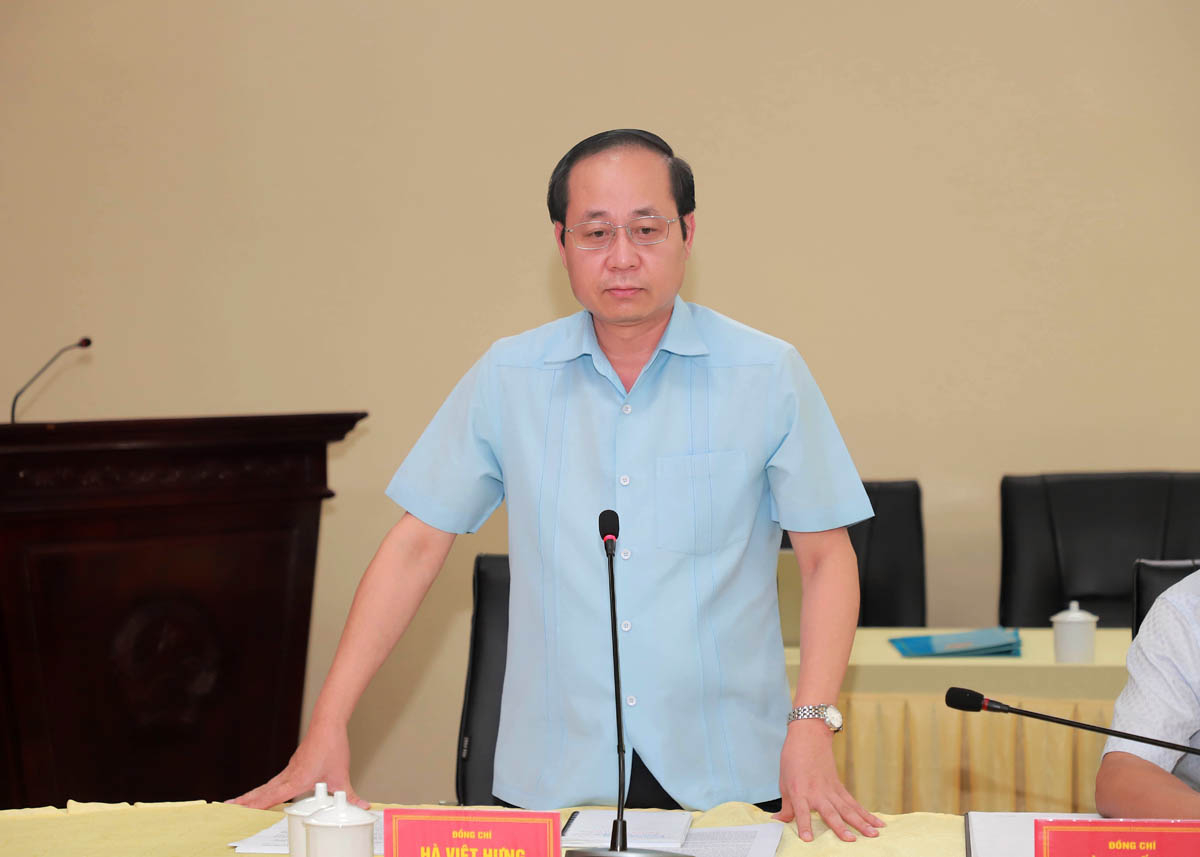Bí thư Huyện ủy Bắc Quang Hà Việt Hưng thảo luận tại buổi giám sát.