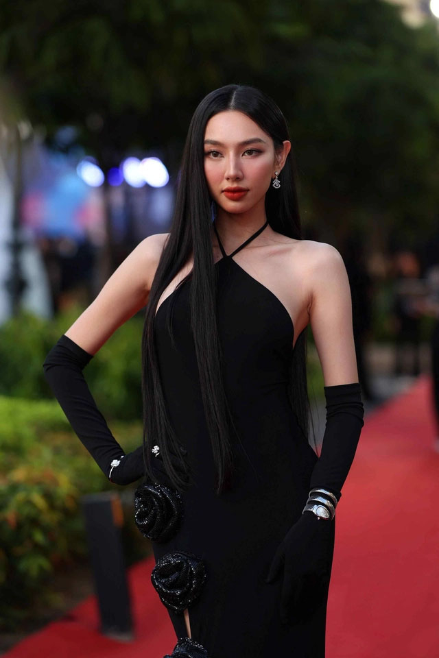Hoa hậu Thùy Tiên xuất hiện trên thảm đỏ với tạo hình, trang phục cá tính, bí ẩn