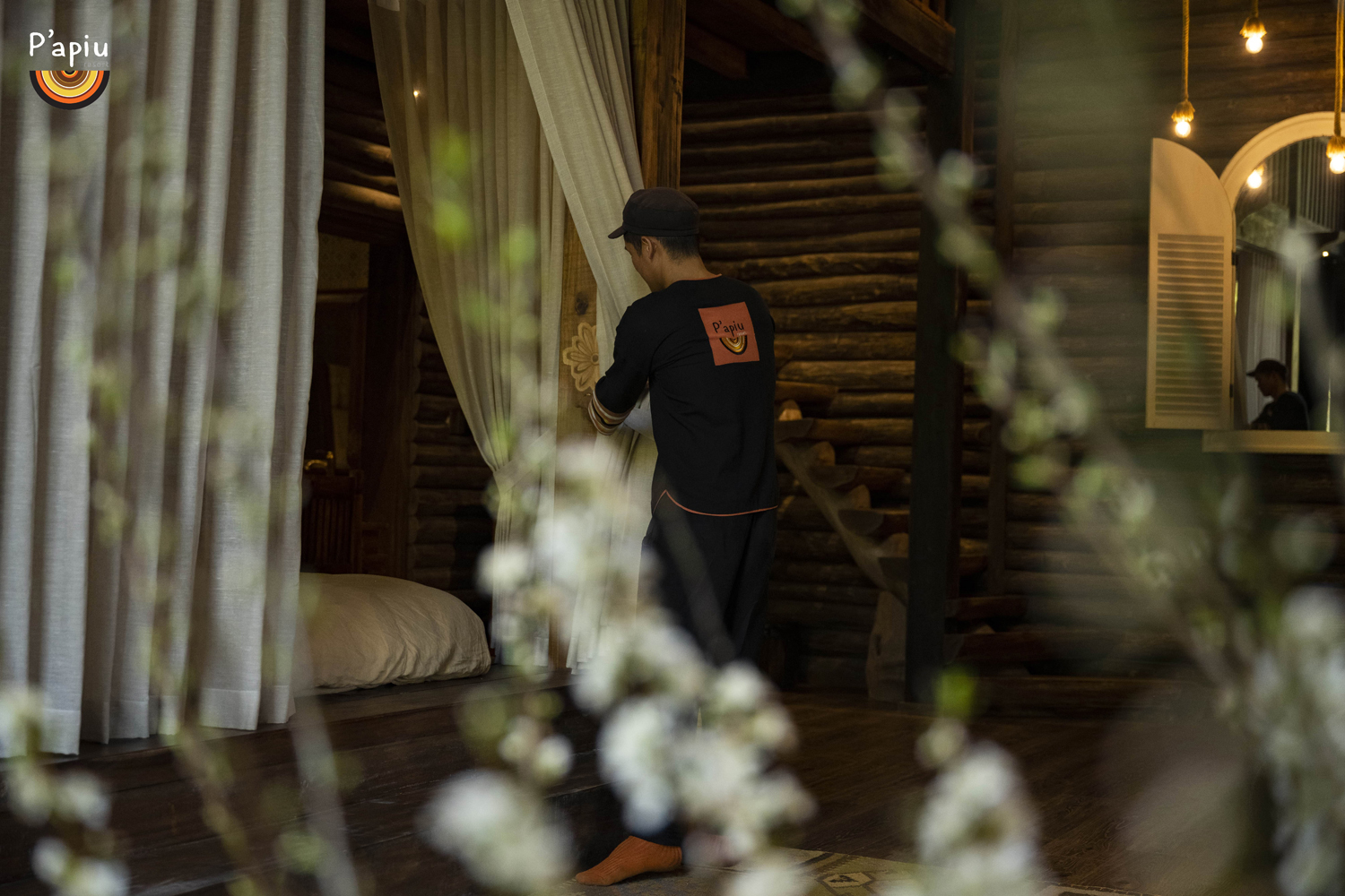 At Papiu, “quiet luxury” is also the way to describe dedicated and professional butlers, who work quietly with great meticulousness that no other resort in Vietnam has. Each butler is a unique spring feature of Papiu Resort, no matter what time of year guests visit there.