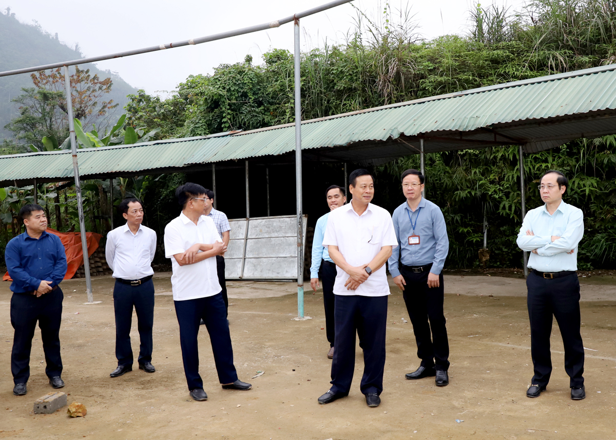 Chủ tịch UBND tỉnh Nguyễn Văn Sơn kiểm tra việc xây dựng chợ trung tâm xã Đức Xuân.