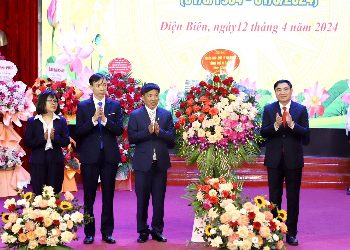 Bí thư Tỉnh ủy Điện Biên, Trần Quốc Cường tặng hoa chúc mừng Báo Điện Biên Phủ
