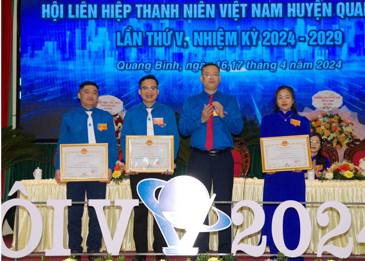 Đồng chí Đào Quang Diệu, Chủ tịch UBND huyện Quang Bình tặng Giấy khen cho các tập thể có thành tích xuất sắc trong phong trào Hội LHTN huyện nhiệm kỳ 2019 - 2024.