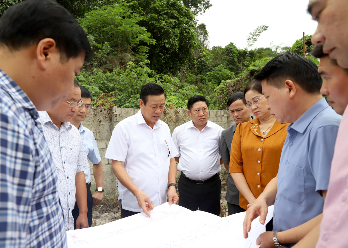 Chủ tịch UBND tỉnh Nguyễn Văn Sơn kiểm tra bản đồ quy hoạch Khu kinh tế cửa khẩu Thanh Thủy.