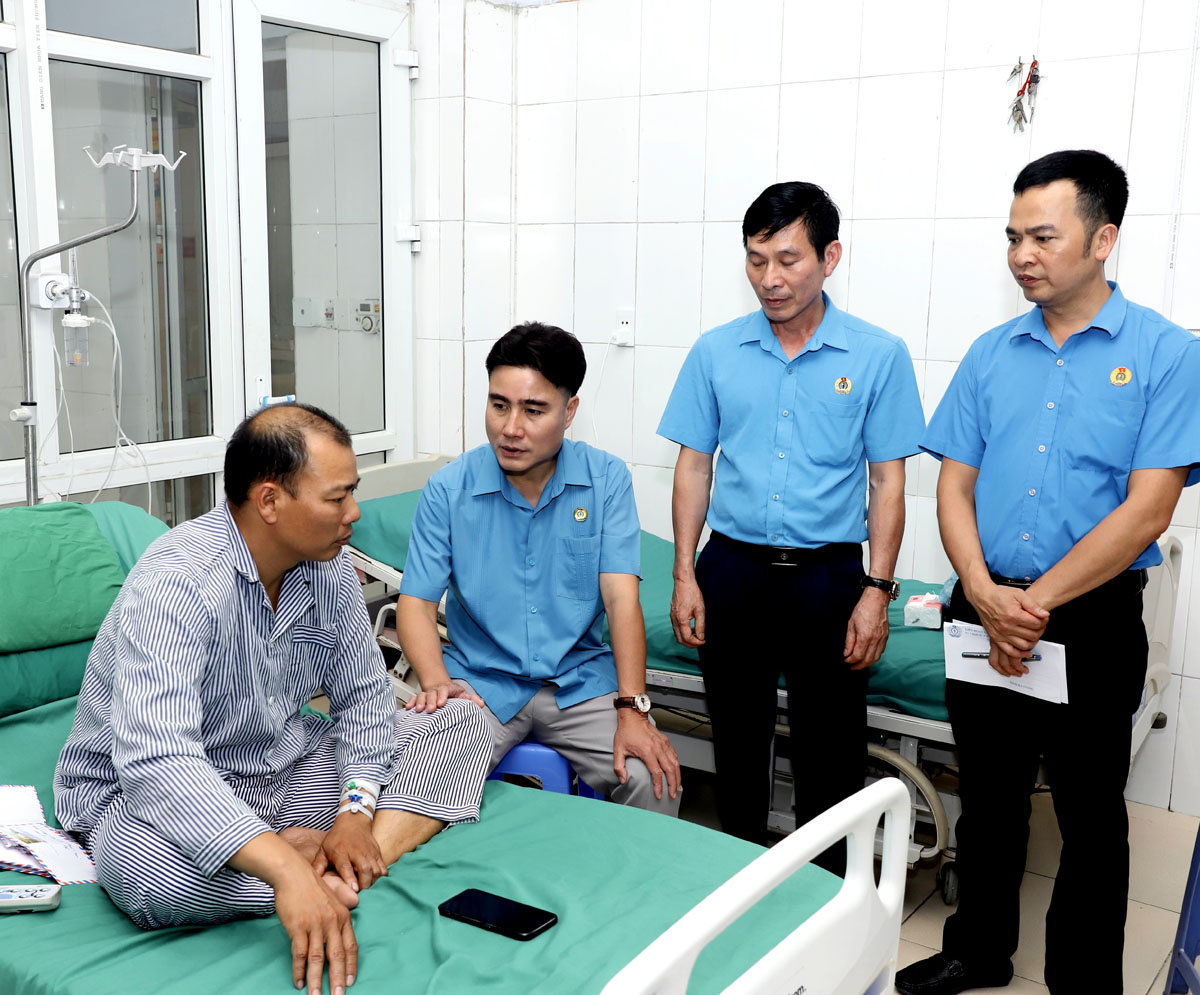 Lãnh đạo Liên đoàn Lao động tỉnh thăm hỏi, động viên cán bộ kiểm lâm bị thương đang điều trị tại Bệnh viện Đa khoa tỉnh