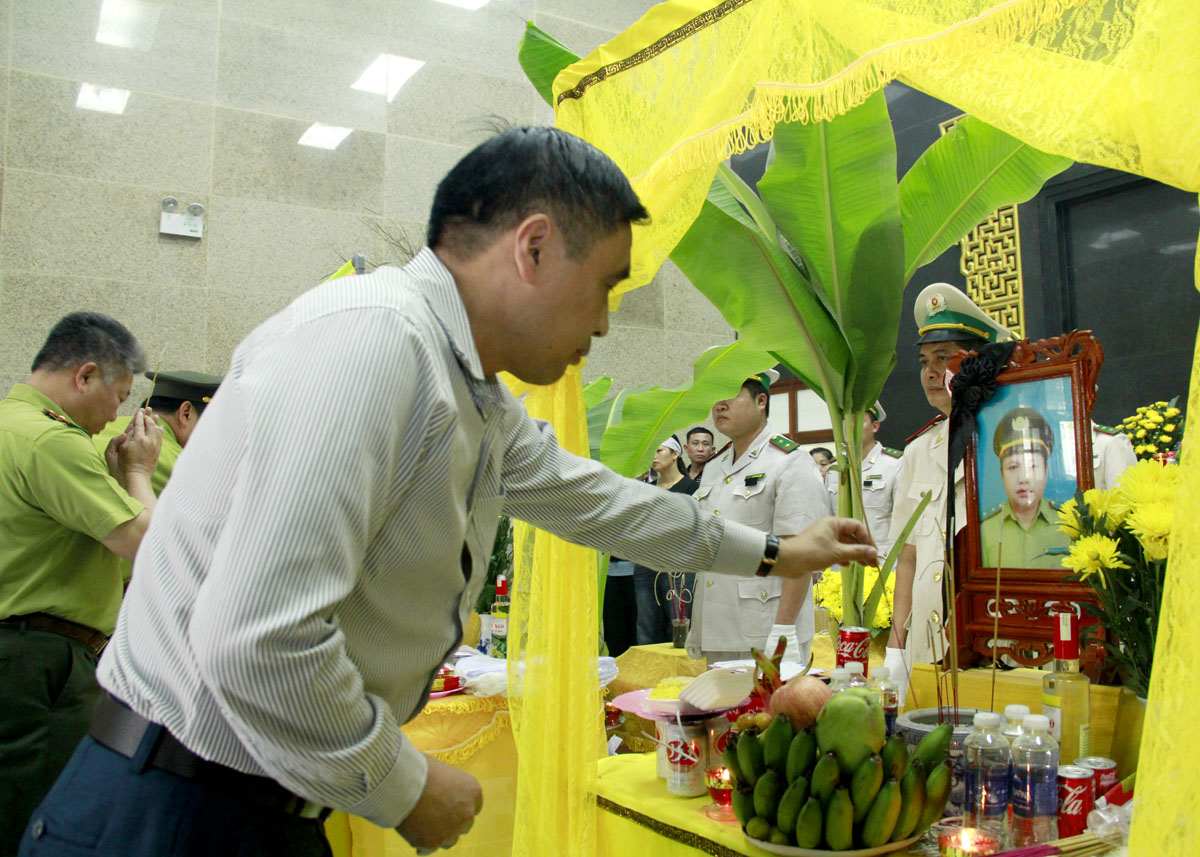 Thứ trưởng Bộ Nông nghiệp và PTNT Nguyễn Quốc Trị thắp hương cho các cán bộ kiểm lâm hy sinh.