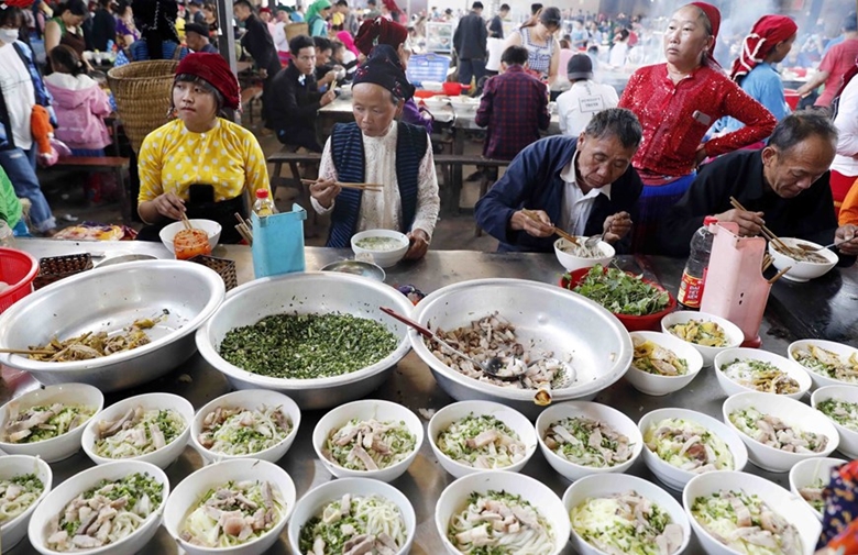 Pho is a dish chosen by many people when coming to Meo Vac market. 