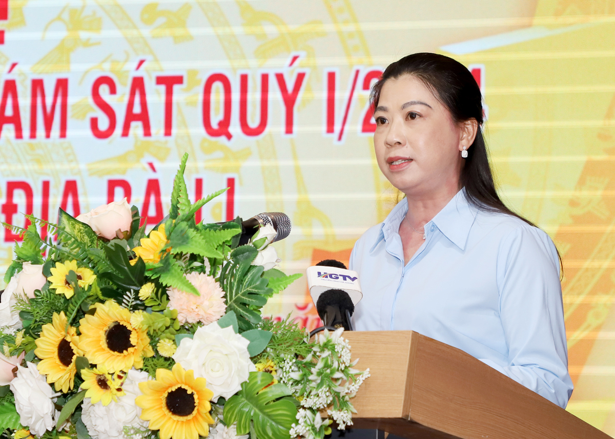 Phó Bí thư Thường trực Tỉnh ủy Tuyên Quang Lê Thị Kim Dung phát biểu tham luận tại hội nghị