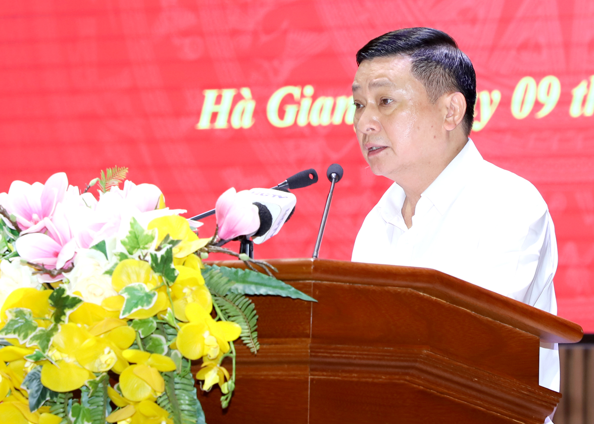Ủy viên BTV Tỉnh ủy, Trưởng ban Tổ chức Tỉnh ủy Nguyễn Minh Tiến công bố các Quyết định của Ban Bí thư về công tác cán bộ.