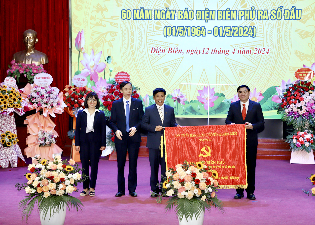 Bí thư Tỉnh ủy Điện Biên trao Bức trướng của BCH Đảng bộ tỉnh cho lãnh đạo Báo Điện Biên Phủ
