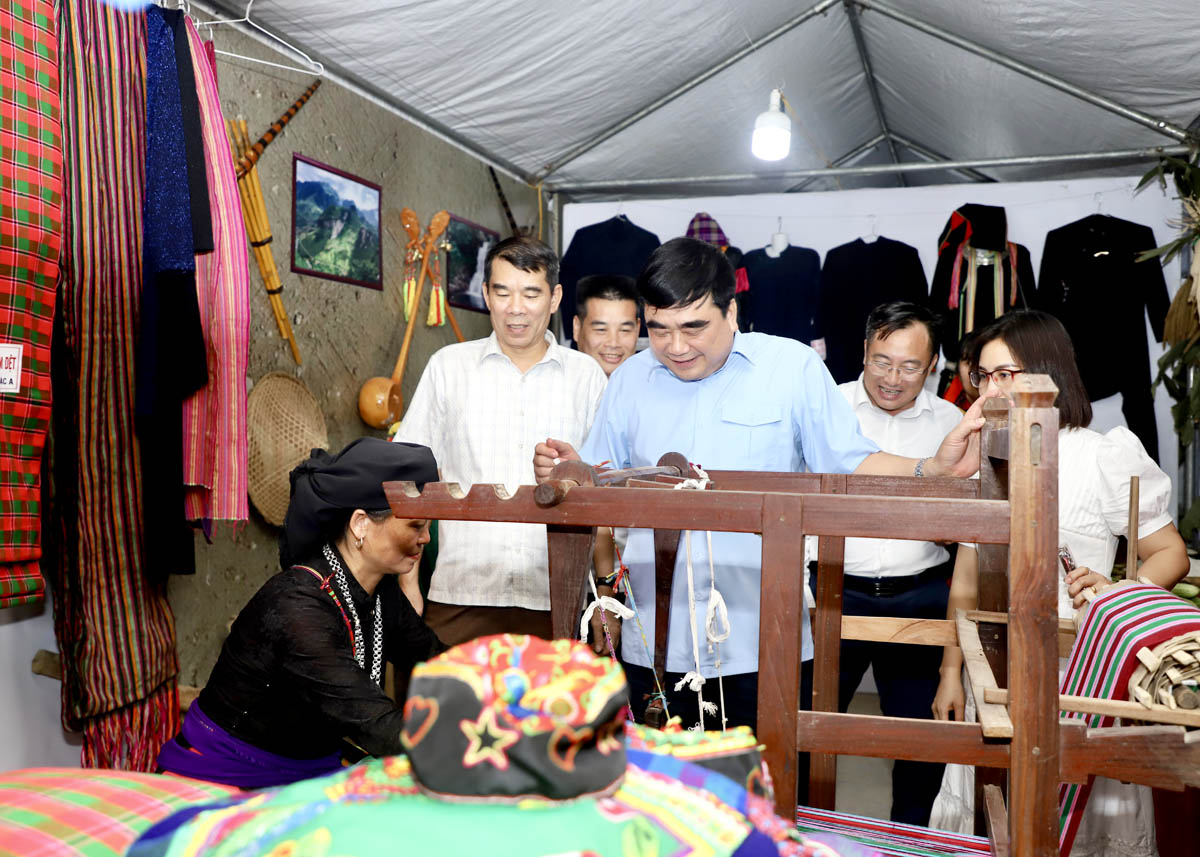 Trưởng Ban Nội chính Tỉnh ủy Hoàng Đình Phới cùng các đại biểu tham quan gian trưng bày các sản phẩm đặc trưng huyện Yên Minh