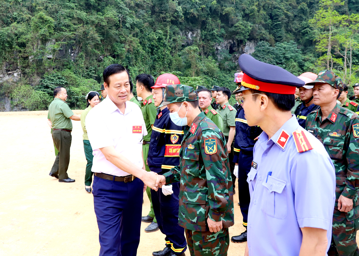 Chủ tịch UBND tỉnh Nguyễn Văn Sơn động viên các lực lượng tham gia diễn tập tình huống giả định về an ninh trật tự. 